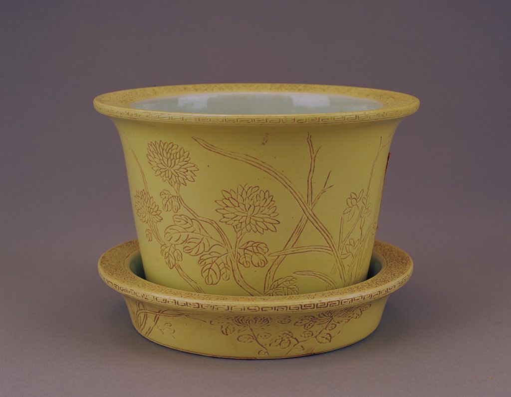 图片[1]-Yellow glaze carved round flowerpot with folded branches and flowers, toilet box-China Archive